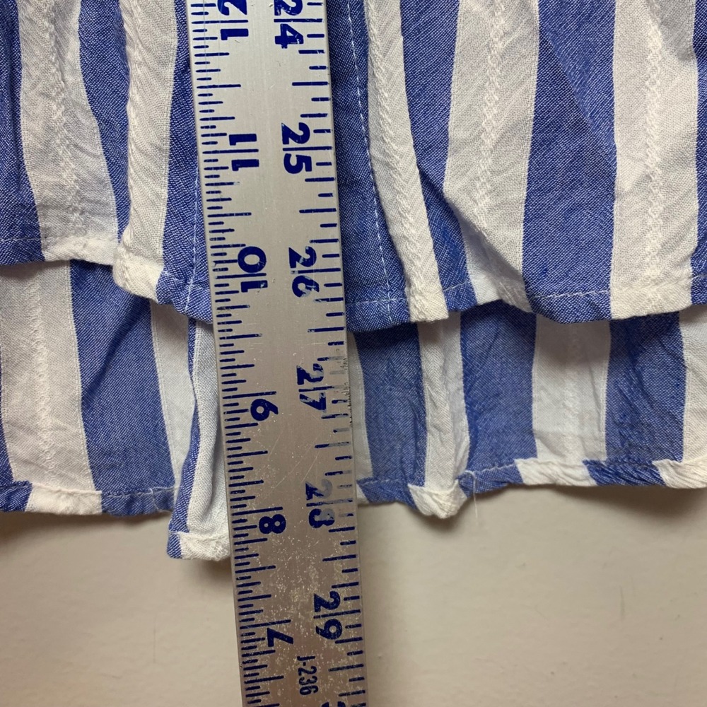 Grand & Greene Button Down Women Large Blue White Excellent Striped Rayon Top - Picture 4 of 7